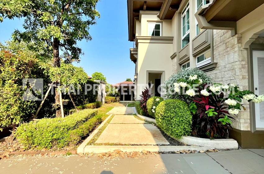 House with Shared Pool in Bangnatrad : Nantawan Bangna Km.7 